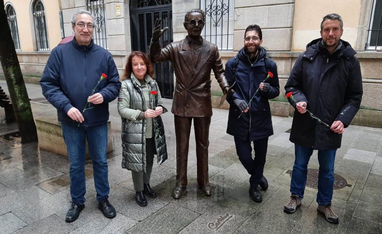 El BNG realiza una ofrenda floral ante la estatua de Castelao en Lugo por el 73 aniversario de su fallecimiento