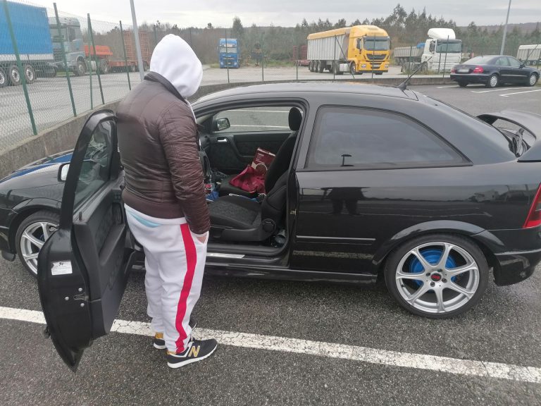 Un vecino de As Somozas (A Coruña) que lleva un mes durmiendo en su coche pide ayuda a los servicios sociales