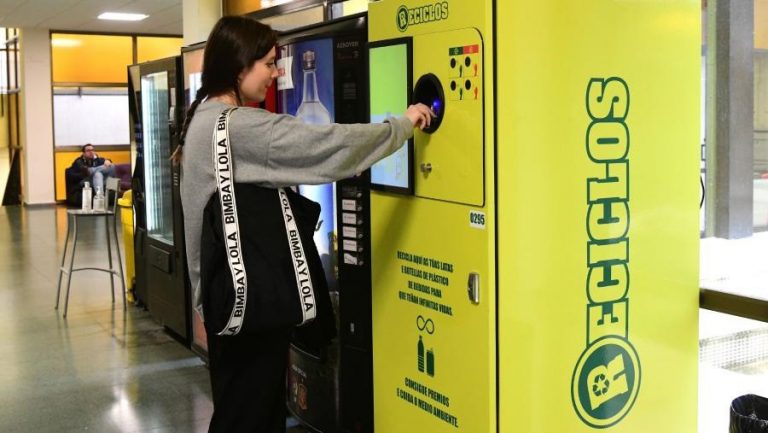 Los universitarios de la USC podrán obtener recompensas por reciclar latas y botellas de plástico