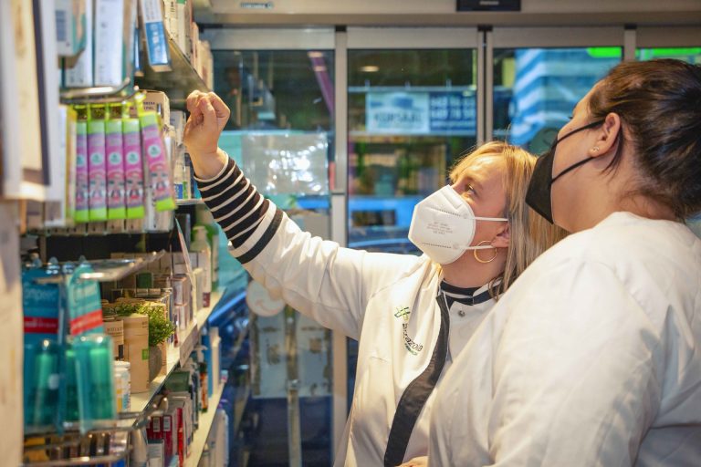 Farmacias gallegas reconocen problemas de abastecimiento, pero llaman a la calma: «Al final, la solución se encuentra»