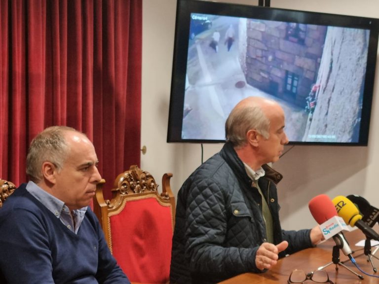 El alcalde de Vilanova pide colaboración para identificar a las personas que lanzaron un artefacto incendiario a su casa