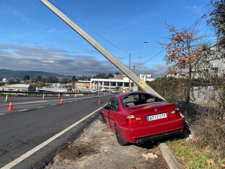 Un accidente sin heridos en Ourense afecta al tráfico en Seixalbo al tumbar un poste del tendido eléctrico