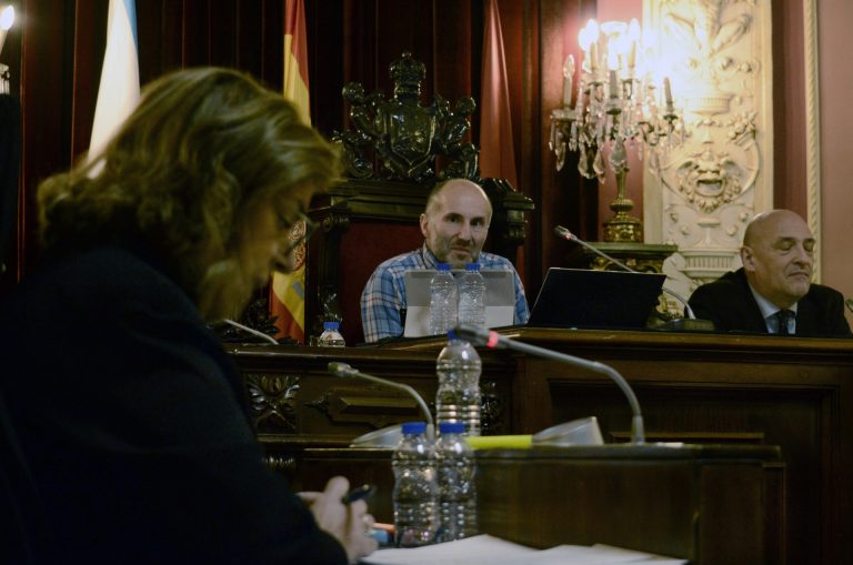 El pleno de Ourense pide la dimisión de Jácome, que alega que desconocía los antecedentes del Baltasar de la Cabalgata