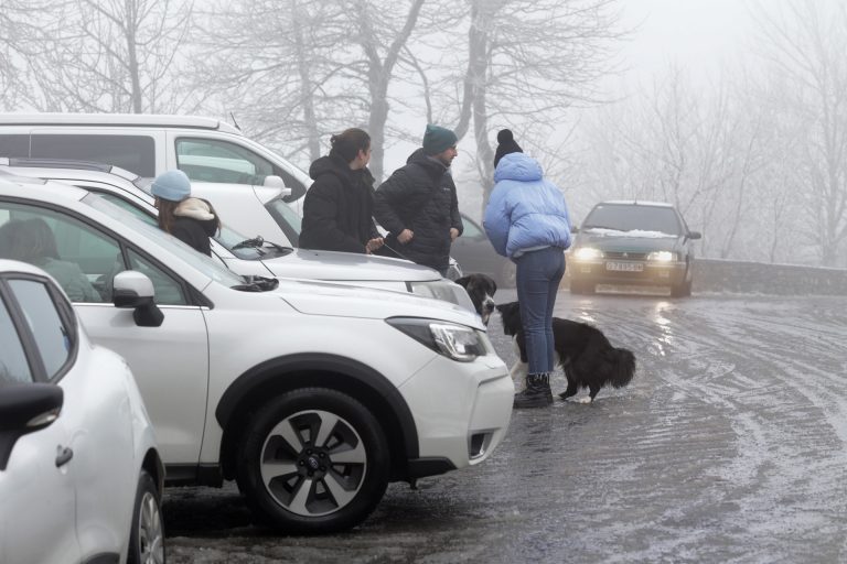 La borrasca Gérard pone en alerta por viento y olas al litoral gallego y por nieve a las zonas de montaña