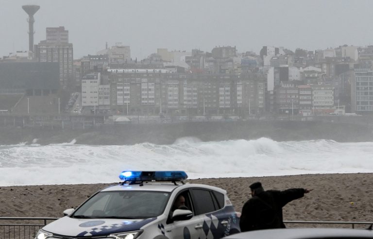 El temporal empeora este martes y suspende la llegada y salida de vuelos de primera hora en Vigo y A Coruña
