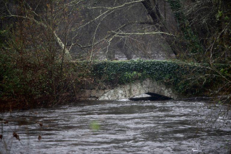 Temporal.- El riesgo por desbordamiento se eleva a una veintena de ríos en Galicia, con inundaciones en A Terra Chá