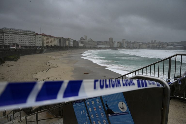 Temporal.- Olas de más de 8 metros y vientos de más de 100 km/h frente a Punta Langosteira, en A Coruña
