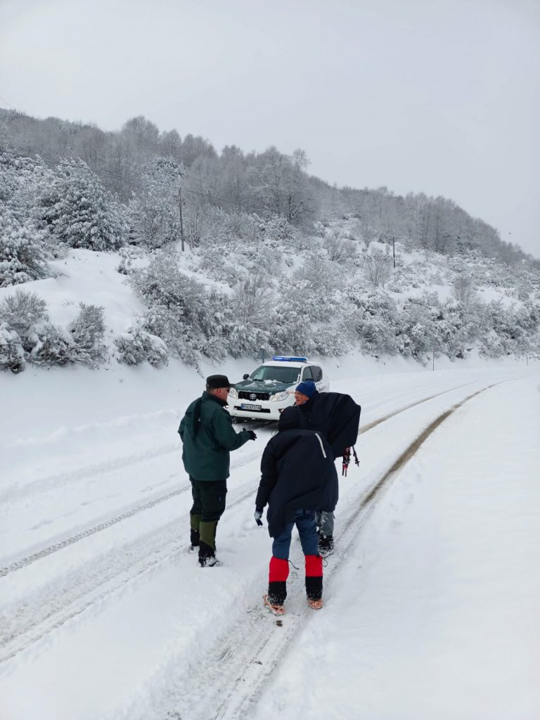 Temporal.- Dos peregrinos atraviesan Pedrafita do Cebreiro (Lugo) en pleno temporal de nieve