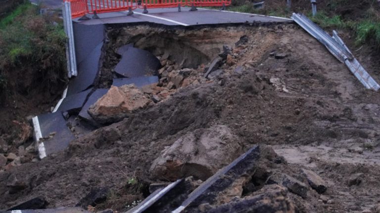 Temporal.- La Diputación de Pontevedra inicia los trabajos de reparación de la carretera hundida en Campañó