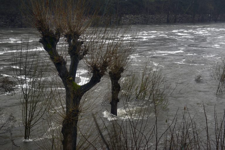 La alerta por riesgo de desbordamiento se mantiene en varios ríos gallegos, pero las lluvias fuertes remiten