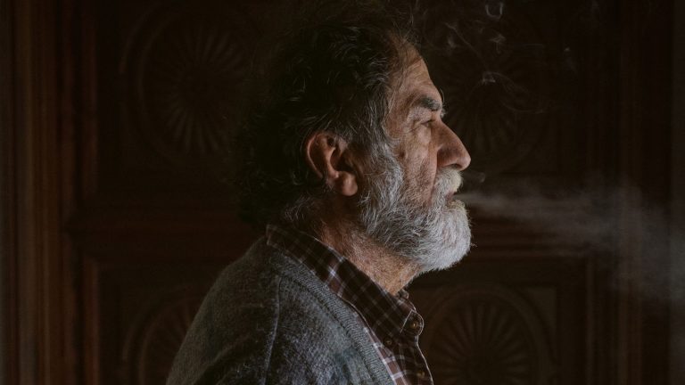 El corto del gallego Pedro Díaz lleva a los Goya una crítica a la soledad: «El cine acaba siendo espejo de la sociedad»