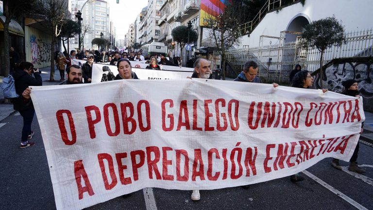 Unas 3.000 personas se manifiestan en Vigo contra la «depredación energética» y la «invasión eólica»