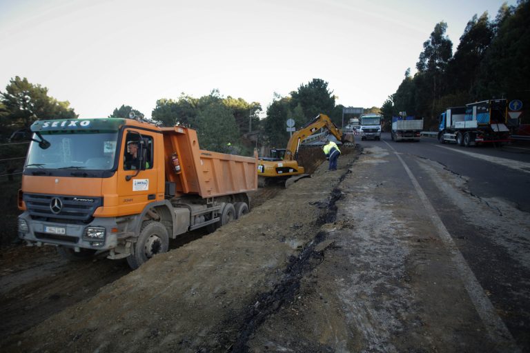 Circulación con retenciones pero fluida en la N-642 en Burela, regulada por un semáforo tras reabrir un carril