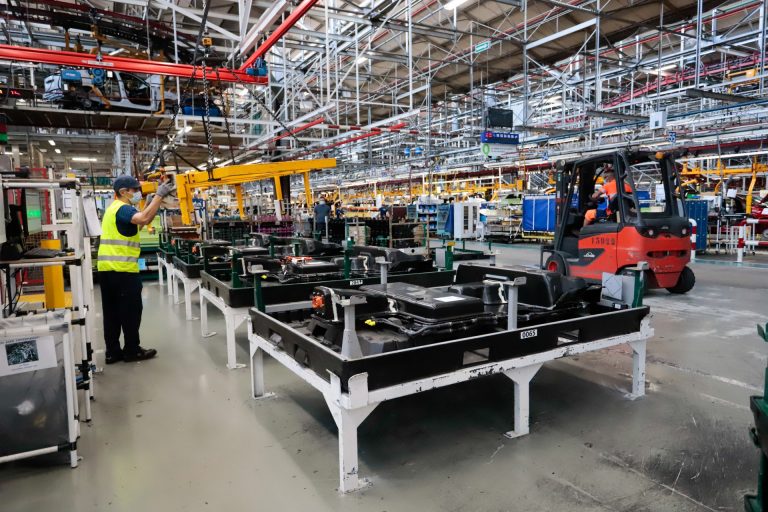 El paro baja en Galicia en 3.700 personas en 2022 y se crean 13.200 empleos