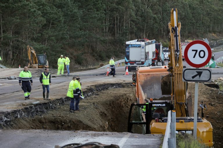 El drenaje de la carretera de A Mariña con un socavón terminará esta semana