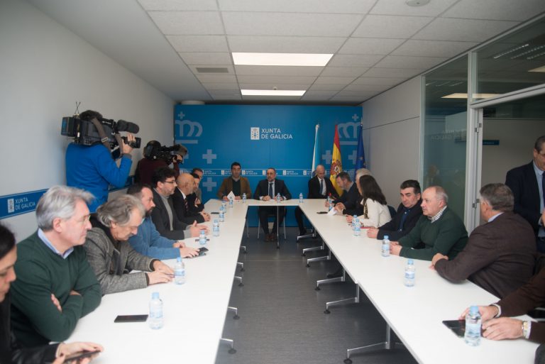 Decepción entre los alcaldes de PSOE y BNG en Pontevedra tras reunirse con Comesaña, quien reconoce: «Faltan 24 médicos»