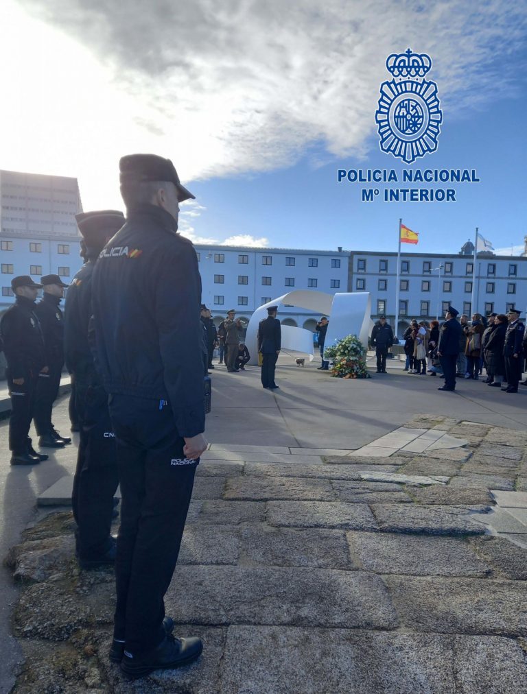 A Coruña rinde homenaje a los ‘héroes del Orzán’ con una ofrenda floral en el undécimo aniversario de la tragedia