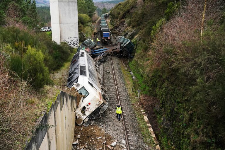 La locomotora del tren descarrilado en Lalín (Pontevedra) será reparado en Ourense