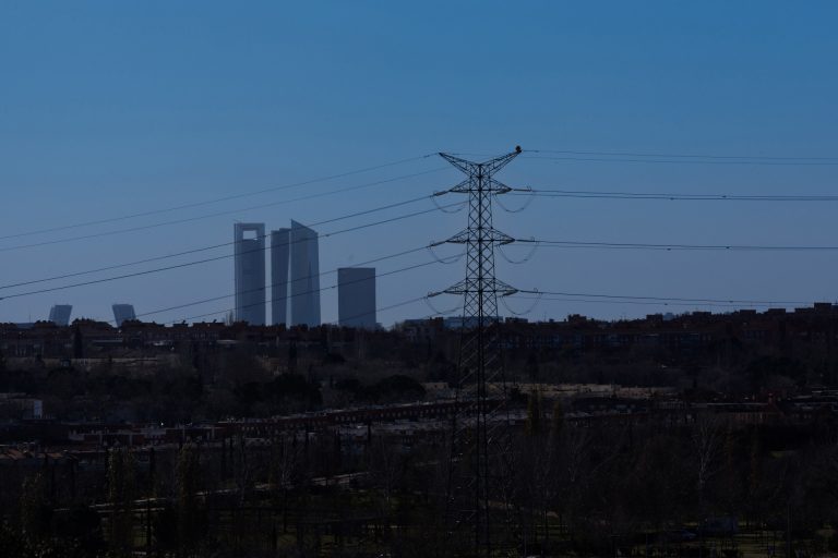 El precio de la luz subirá este domingo hasta los 67,22 euros/MWh