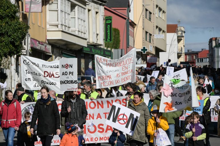 Medio millar de personas denuncian en Carral la aprobación «masiva» eólica y la «violencia institucional» de gobiernos