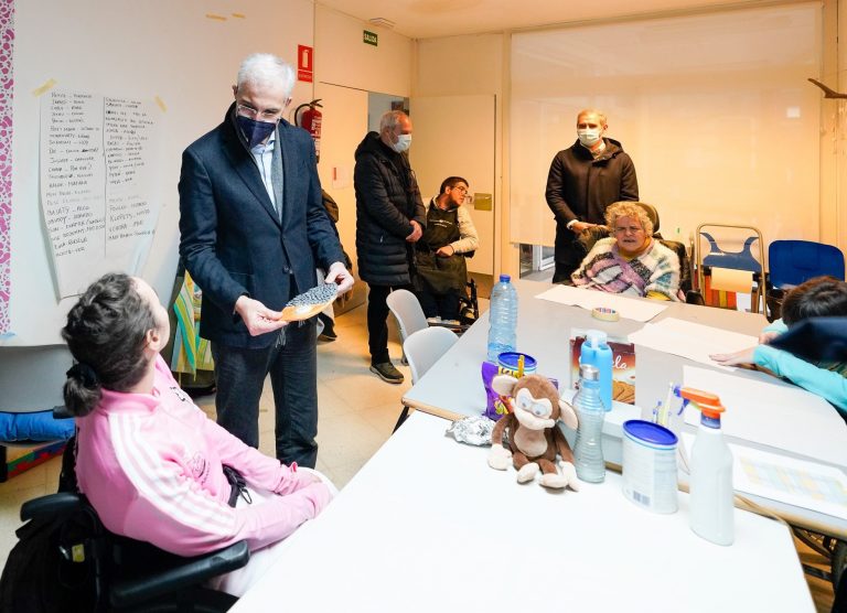 La Xunta destaca en Vigo la labor de inclusión social que hace Apamp a través de la artesanía