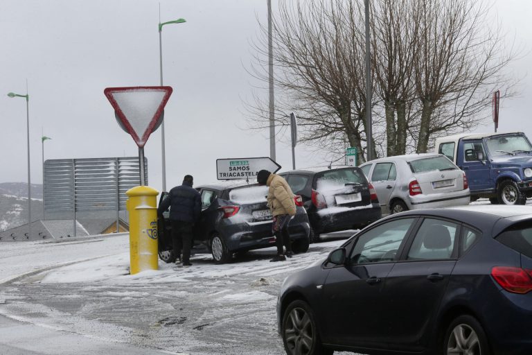 La nieve en Pedrafita (Lugo) se convierte en un atractivo turístico: hasta 5 kilómetros aparcados en O Cebreiro