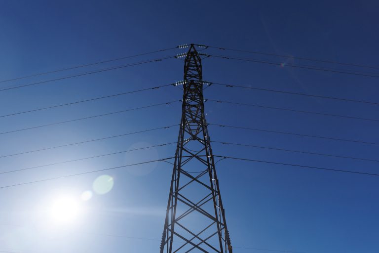 El precio de la luz cae un 5% este martes, hasta los 129,78 euros/MWh