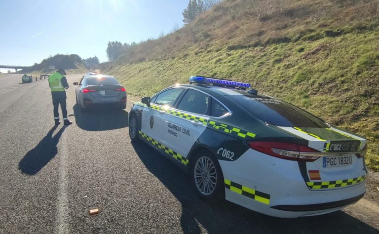 Investigan por un delito contra la seguridad vial a un conductor que circulaba a 242 km/h en la A-6 en O Corgo (Lugo)