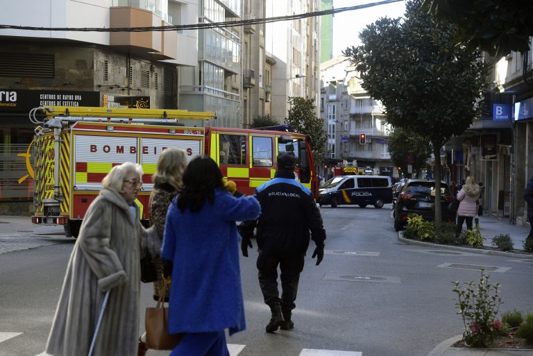 Extinguido el incendio de un ático en Ourense que obligó a trasladar a tres personas afectadas, una de ellas grave