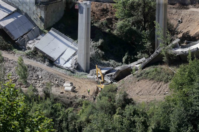 EL delegado del Gobierno en Galicia confirma el plazo de este año para recuperar la circulación en el viaducto de la A-6