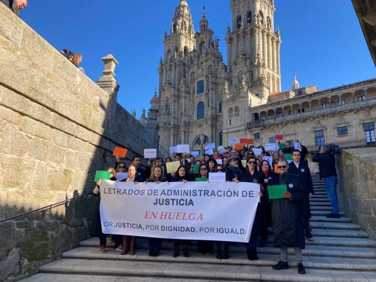 Letrados judiciales exigen en Santiago la adecuación salarial «prometida hace años» y afean los «insultos» de Justicia