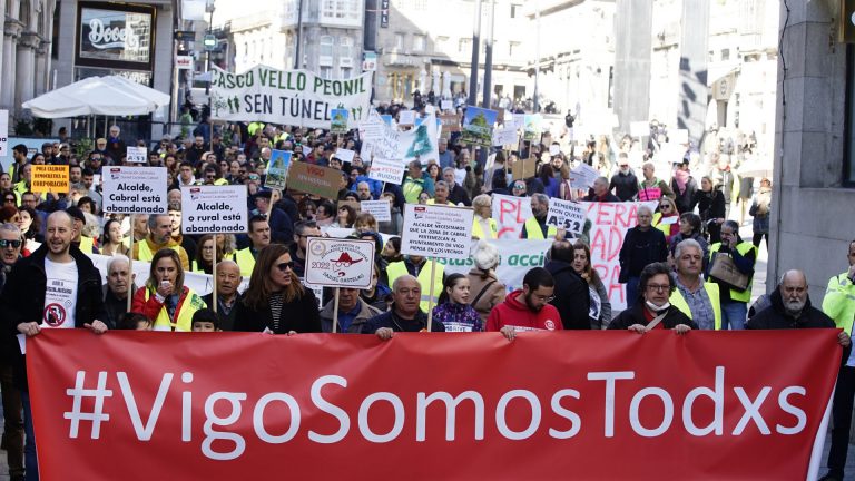Centenares de personas se concentran en Vigo para pedir al Ayuntamiento que «respete» al tejido asociativo de la ciudad