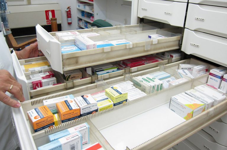 Sanidade trabaja con los colegios farmacéuticos para que la falta de suministro «no sea un problema para los ciudadanos»
