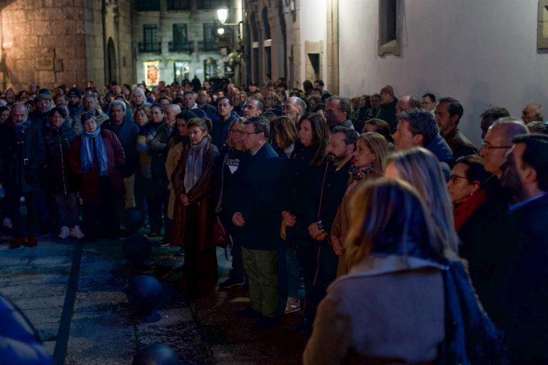 Centenares de personas guardan un minuto de silencio en Baiona en repulsa por el asesinato machista