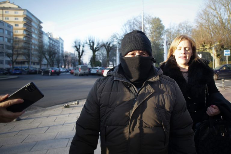 Un testigo que supuestamente incriminó al acusado del crimen del Cash Record (Lugo) dice que en su bar «había pistolas»