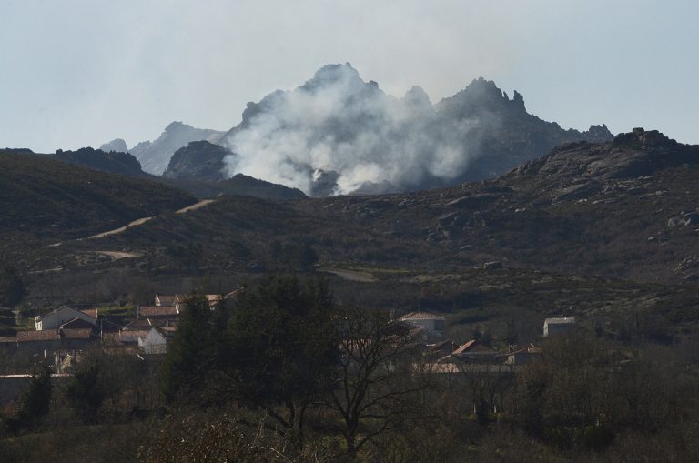 Rural.- (AM) Estabilizado el incendio de Muíños tras quemar 160 hectáreas del Parque Natural do Xurés