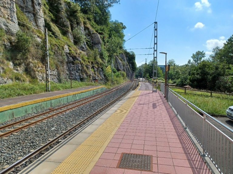 Galicia y Castilla y León exigen al Gobierno información sobre el contrato fallido de los trenes a Cantabria
