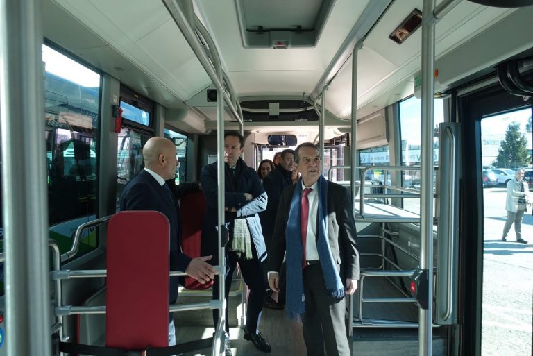 Vitrasa renueva su flota con 29 nuevos autobuses, 22 de ellos híbridos eléctricos que reducen sus emisiones un 50%