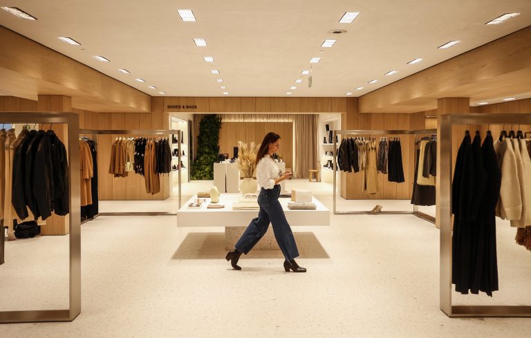 Inditex cae más de un 4% en Bolsa tras pactar un salario mínimo fijo de 18.000 euros para empleados de tienda