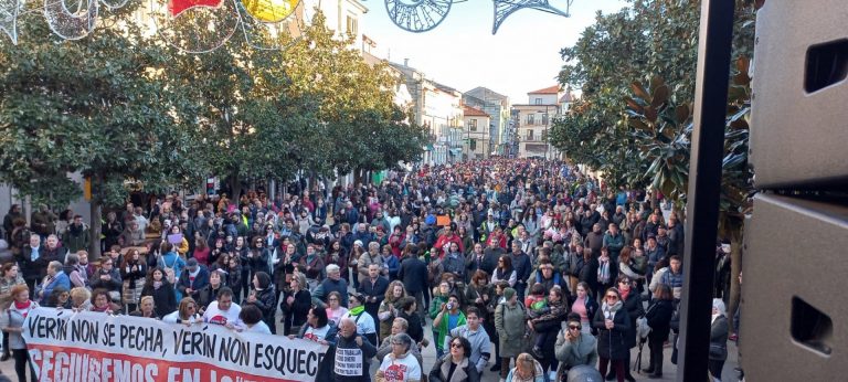 Cientos de personas protestan en Verín (Ourense) para reclamar todas las plazas de Pediatría y no «parches»