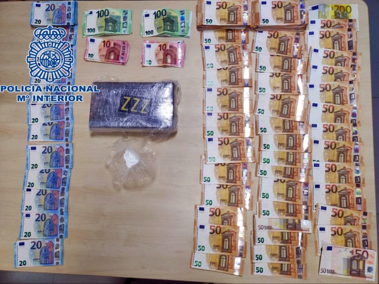 Detenidos dos varones en Santiago que llevaban un kilo de cocaína en un coche ‘caleteado’