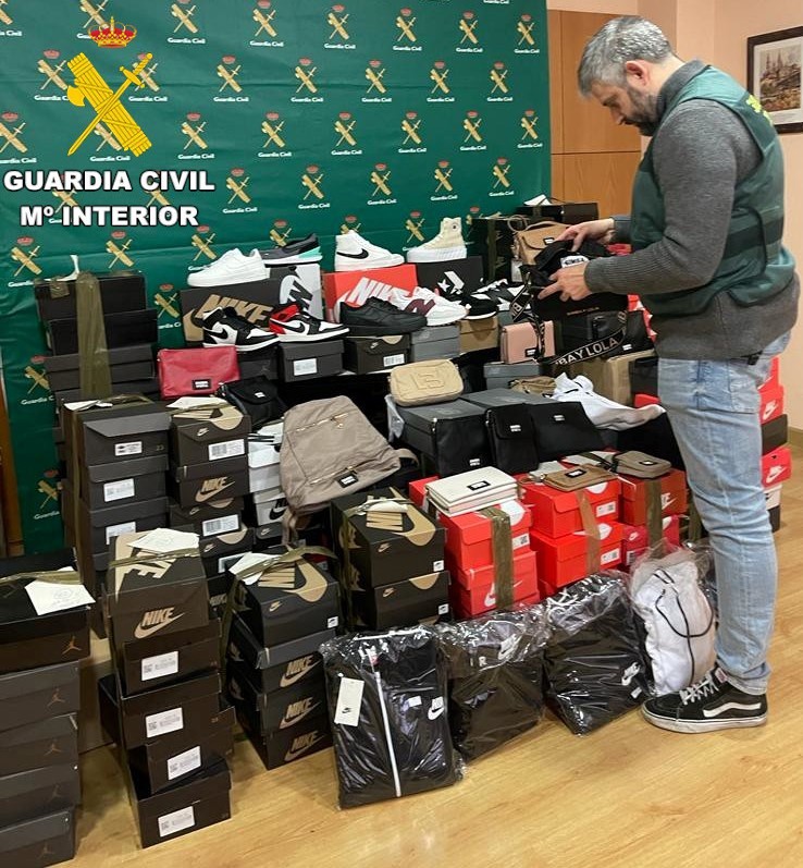 Dos detenidos por comerciar con ropa falsificada en A Coruña