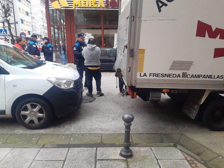 Denunciado por circular sin carné el conductor de un camión que chocó contra un coche aparcado en Lugo