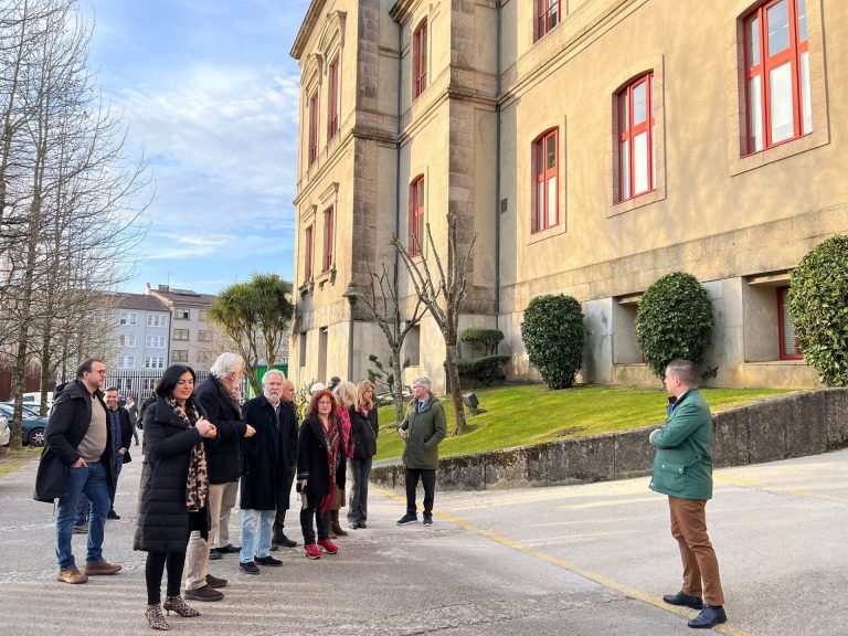 Arrancan las obras para mejorar la accesibilidad del Pazo do Hórreo con la supervisión de los miembros de la Mesa