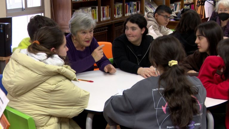 Mayores emigrantes intercambian experiencias vitales con alumnos de un instituto de Pontevedra: «Es muy gratificante»