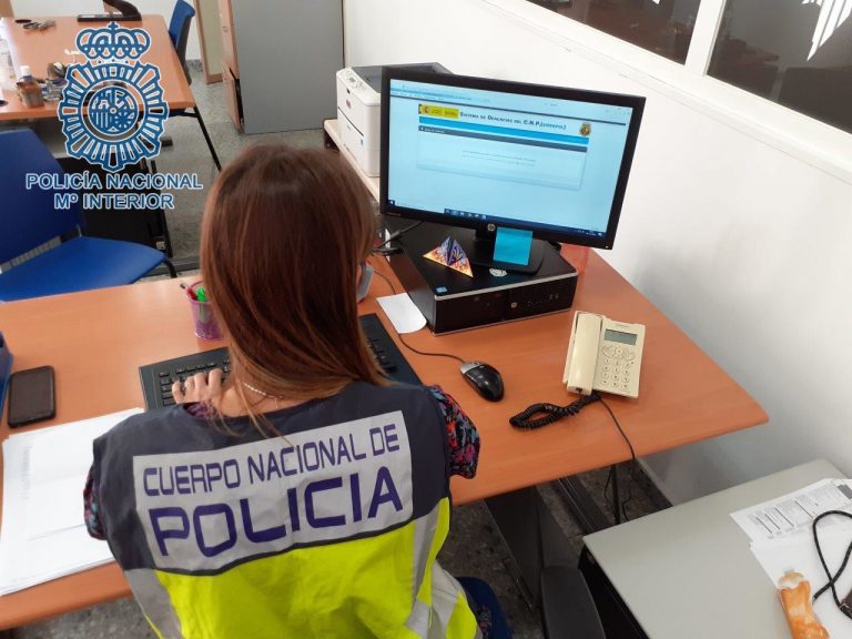 La Policía Nacional alerta de estafas telefónicas en el pequeño comercio gallego con el ‘timo del envío’