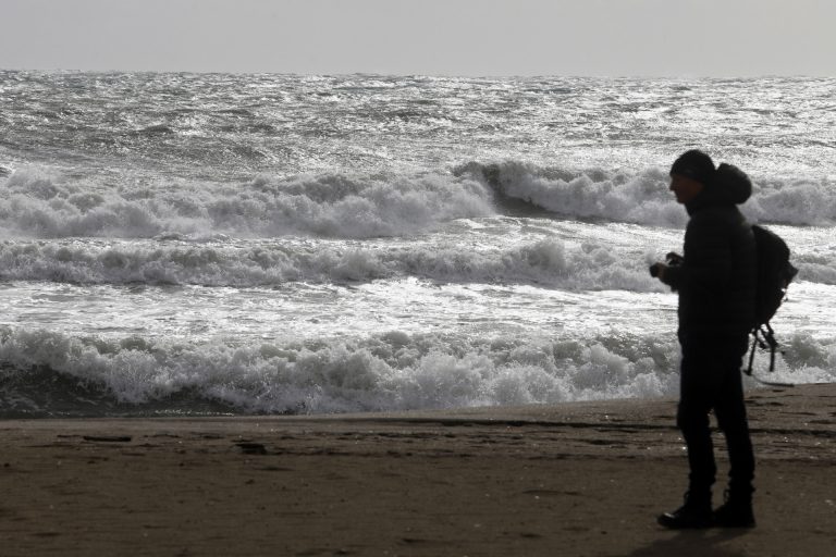 Olas, frío y viento activan mañana los avisos en cinco provincias, Ceuta y Melilla