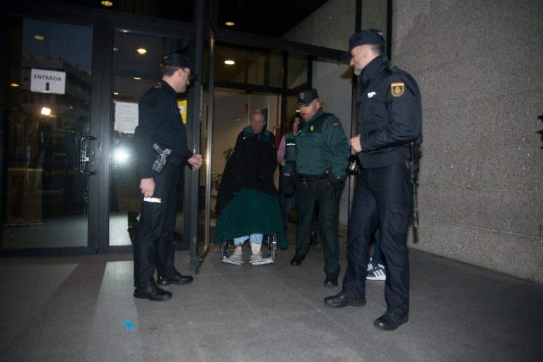 AV.- El detenido por el crimen de Baiona reconoce que mató a su exmujer, a la que atacó con un cuchillo y un hacha
