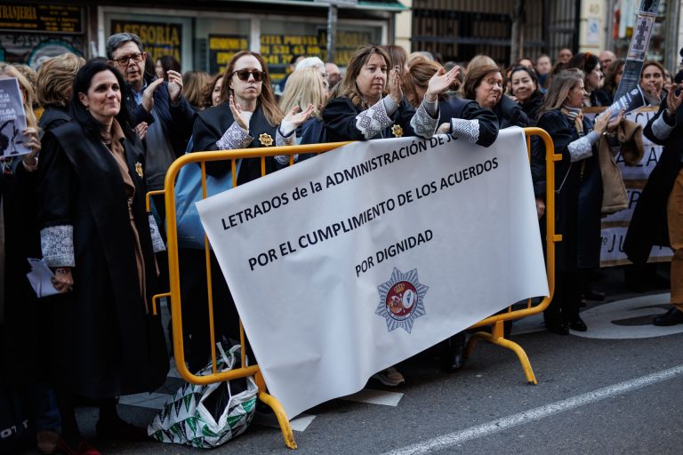 El comité de huelga insta a los LAJ a pagar pensiones y  celebrar bodas ante la previsión de seguir con la huelga