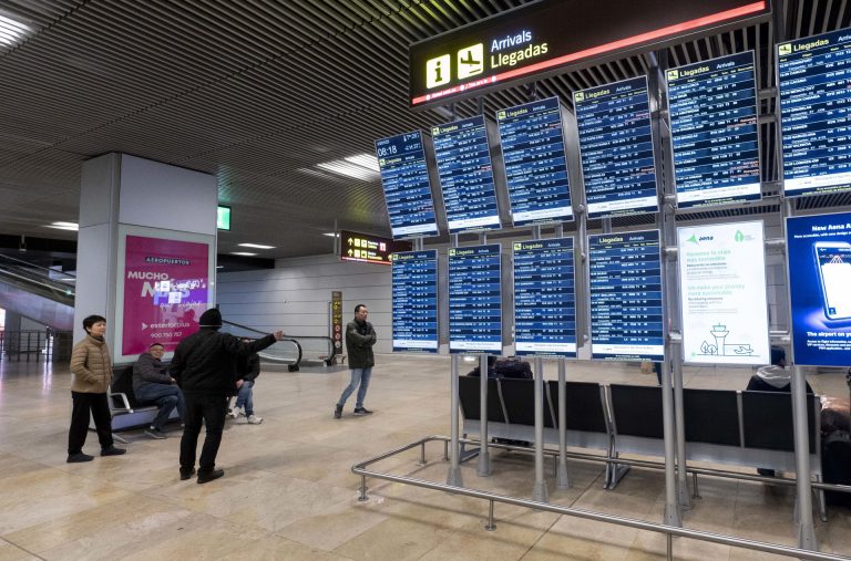 Los pasajeros no tendrán que sacar líquidos y portátiles en los controles aeroportuarios a partir de 2024